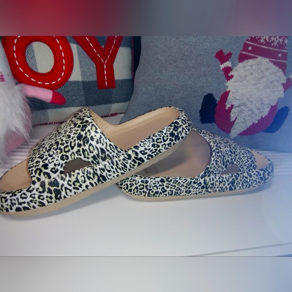 Sz 8.5-9 Animal Print Slides NEW, Foam Black, White, Yellow - Picture 12 of 13